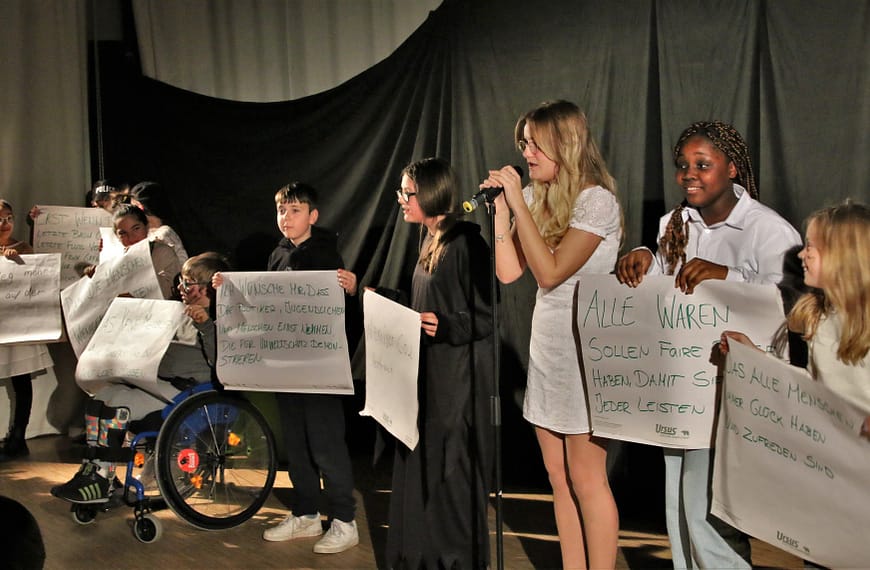 Theaterschüler machen sich für Frieden und Umweltschutz stark
